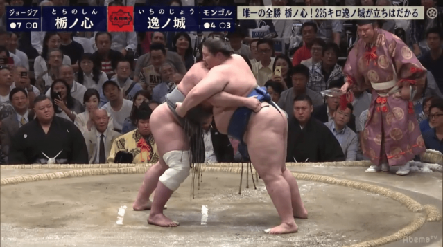 Tochinoshin and Ichinojō grapple on Day 8 of the Summer Tournament