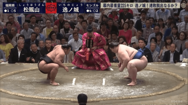 Ichinojō (225kg) squares off against Shōhōzan (141kg) on Day 7 of the Summer Tournament